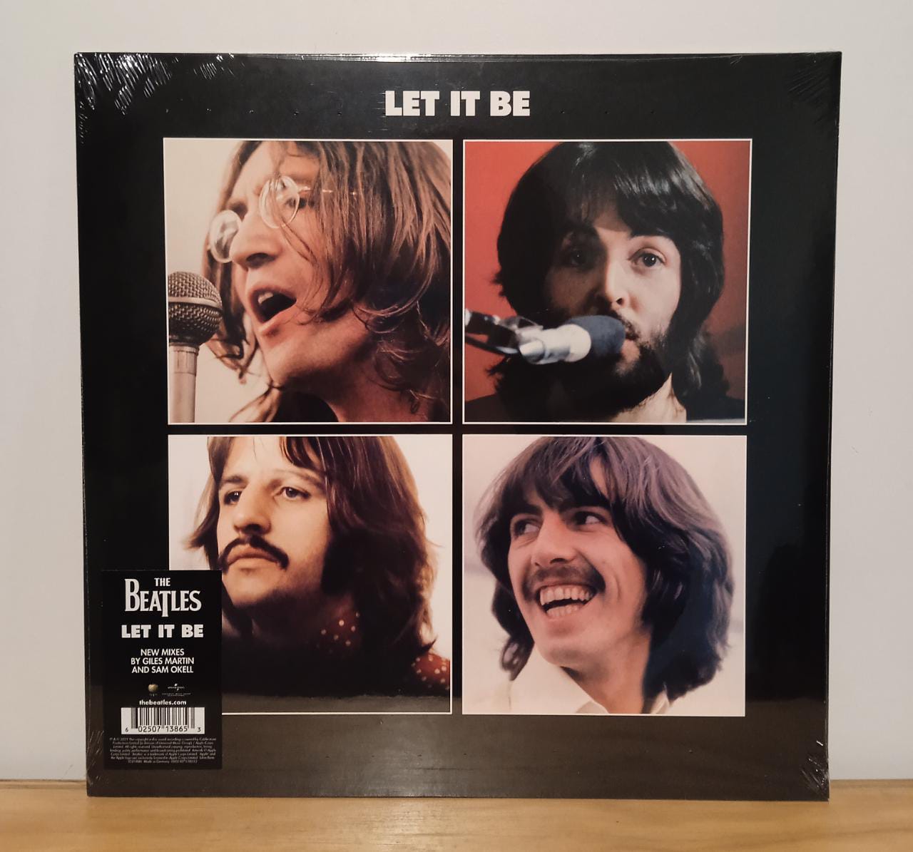 Лет ит би слушать. “Let it be” сингл 1970. The Beatles - Let it be. Let it be the Beatles фото. The Beatles Let it be Tracklist.